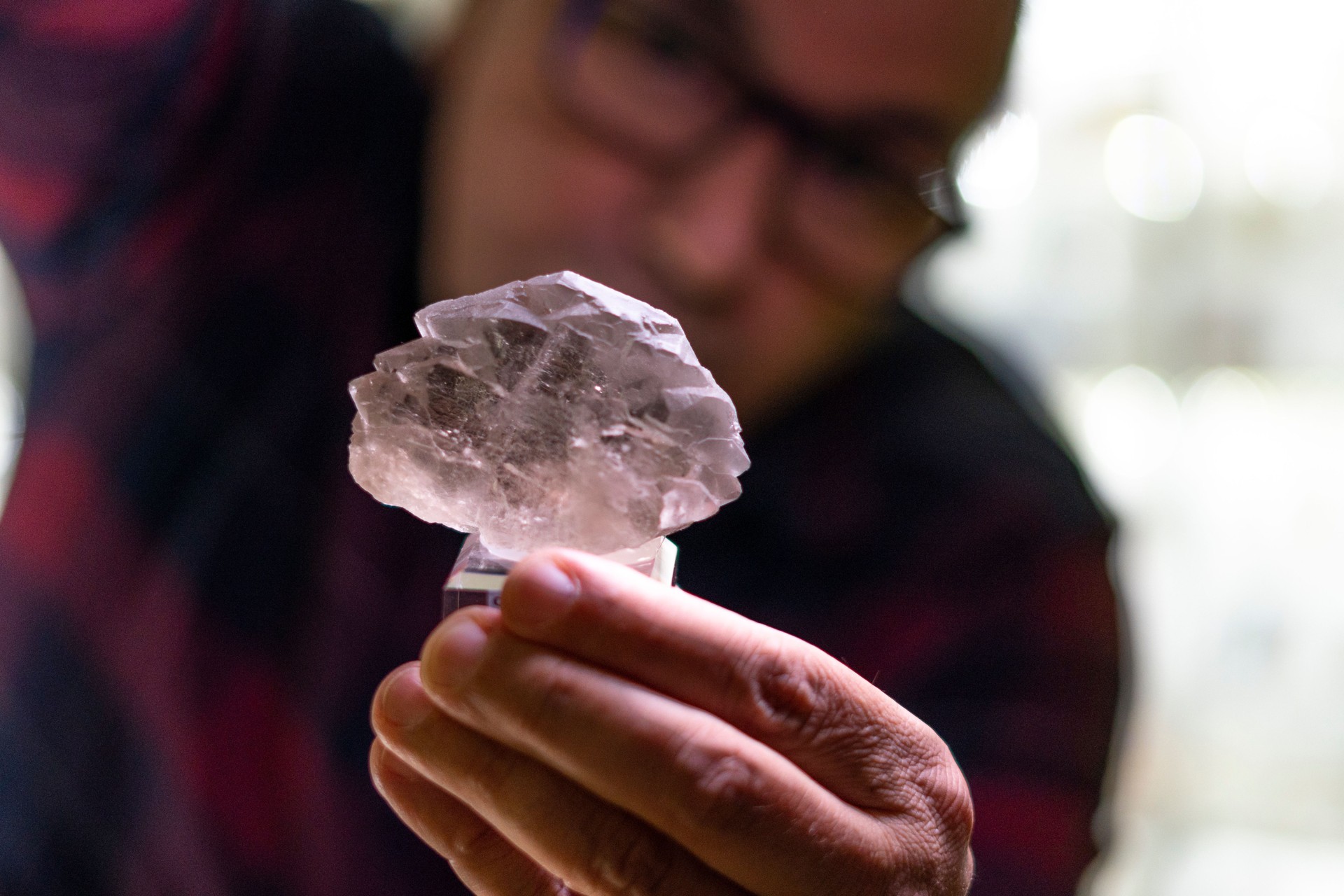 Geologist examines a quartz gwinde